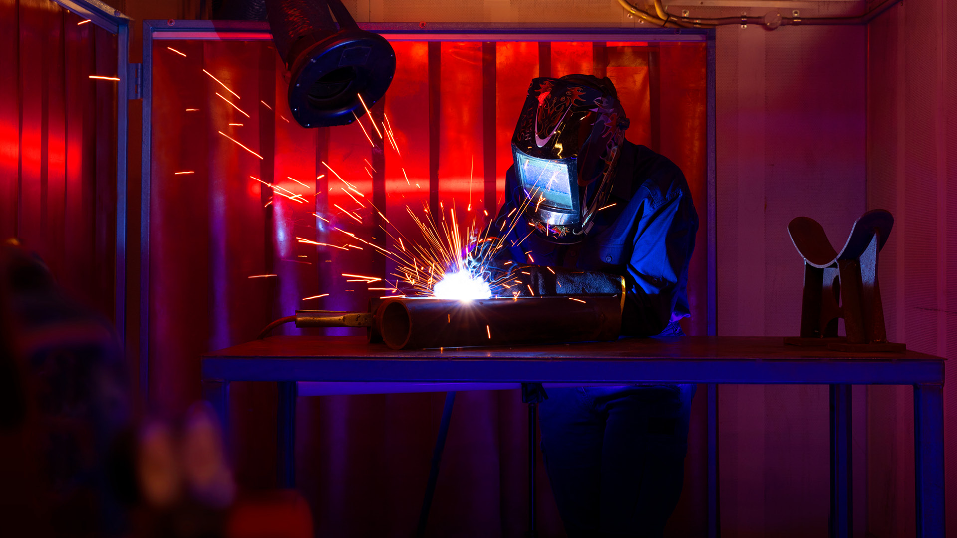 Photograph of a nursing student Zoe Hope working with a hololens heart